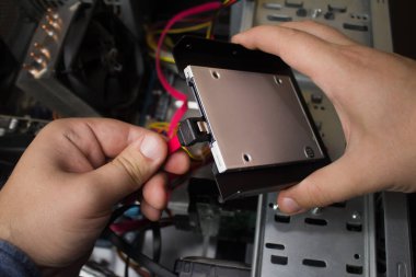 SSD sürücü bilgisayar bağlantısı. İlk kişi Ssd sürücü ve kabloları bir anakart için bağlama ellerini göster.