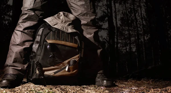 Mann Taktischem Outfit Steht Über Einem Rucksack Mit Zelten Und — Stockfoto