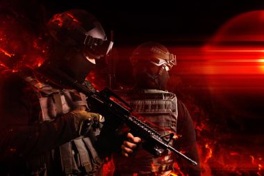 Alev efektleri otomatik tüfekle poz bir swat asker fotoğrafı.