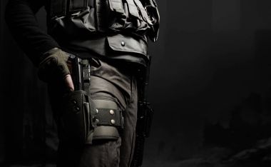 Donanımlı swat askerin silahı profil görünümü portre siyah beyaz fotoğraf.