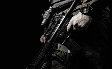 Bir tüfek profil görünümü donanımlı swat askerin portre siyah beyaz fotoğraf.