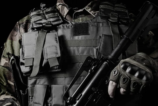 Preto Branco Closeup Foto Soldado Roupa Militar Com Arma Fundo — Fotografia de Stock