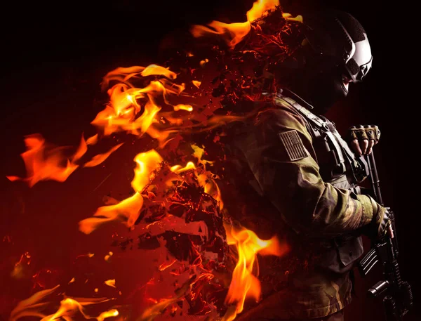 Profilbild Eines Swat Soldaten Mit Feuerlösender Wirkung Auf Schwarzem Hintergrund — Stockfoto