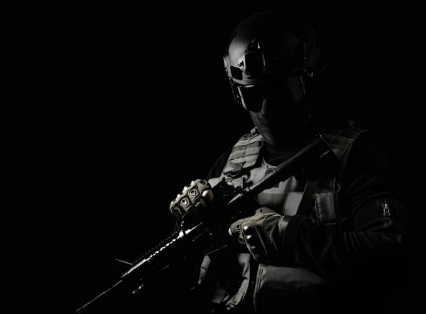 Schwarz Weiß Foto Eines Ausgerüsteten Swat Soldaten Mit Gewehr Auf — Stockfoto