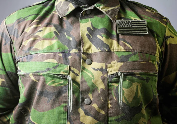 Φωτογραφία Closeup Ένα Ανδρικό Στήθος Στέκεται Στο Στρατιωτικό Μπουφάν — Φωτογραφία Αρχείου