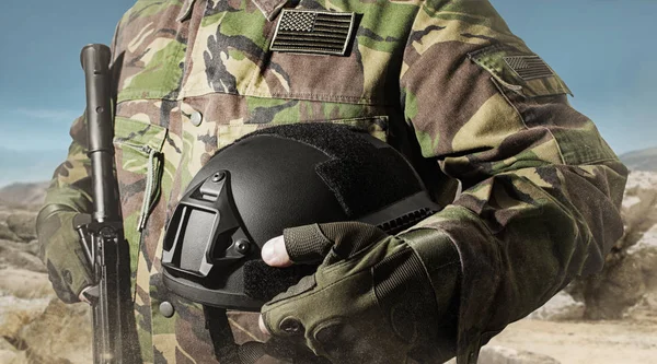 Foto Vojáka Vojenské Sako Drží Helmu Stojící Pouštní Pozadí — Stock fotografie