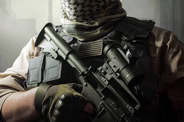 Photo Rapprochée Soldat Tenue Militaire Tenant Fusil Sur Fond Ville — Photo