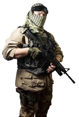 Tam donanımlı bir askeri asker ve taktik tüfeği ile ayakta izole fotoğraf görüş açısı gözlük.
