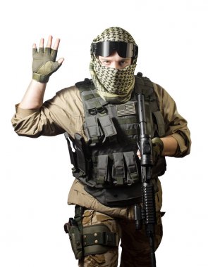 Tam donanımlı bir askeri asker tüfeği ve askeri el işaret gösteren taktik gözlük ile ayakta izole fotoğraf.