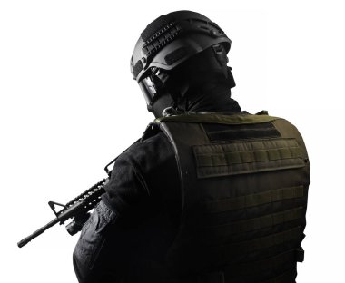 Bir tam donanımlı swat asker tüfeği arkadan görünüm ile ayakta izole fotoğraf.