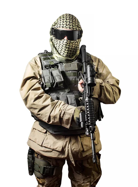 Białym Tle Zdjęcie Pełni Wyposażoną Militaria Żołnierz Stojący Karabinu Taktyczne — Zdjęcie stockowe