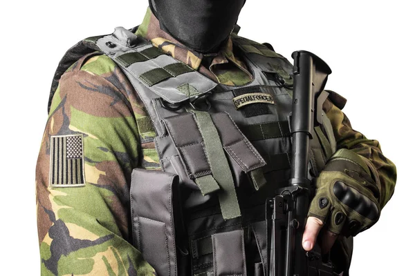 独立特写照片的男性胸部站在军事伪装夹克与自动步枪 防弹背心和美国国旗徽章 — 图库照片