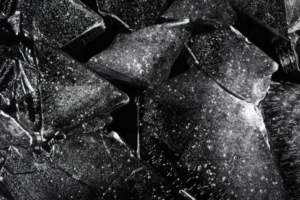 暗い背景上に敷設黒と白の氷の写真テクスチャ — ストック写真