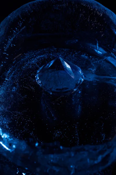 Foto Diamante Brilhante Dentro Esfera Gelo Frio Azul Fundo Preto — Fotografia de Stock