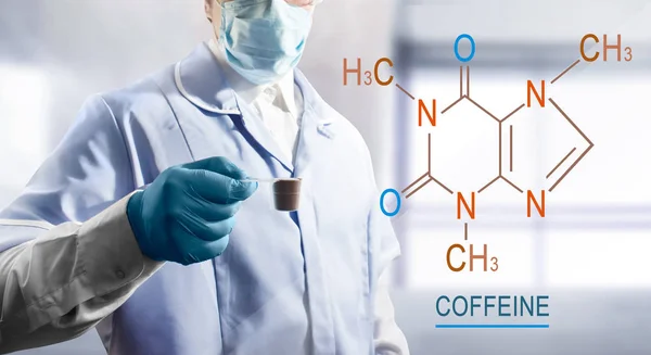 Foto Asistente Laboratorio Sosteniendo Café Taza Medir Con Fórmula Química — Foto de Stock