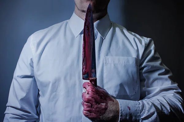 シャープと血の大きな包丁でポーズ恐ろしいキラーのホラー写真 — ストック写真