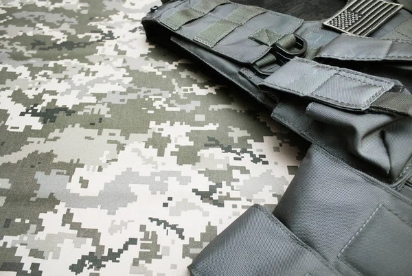 迷彩布背景を置く軍事防弾ベストの角度表示写真 — ストック写真
