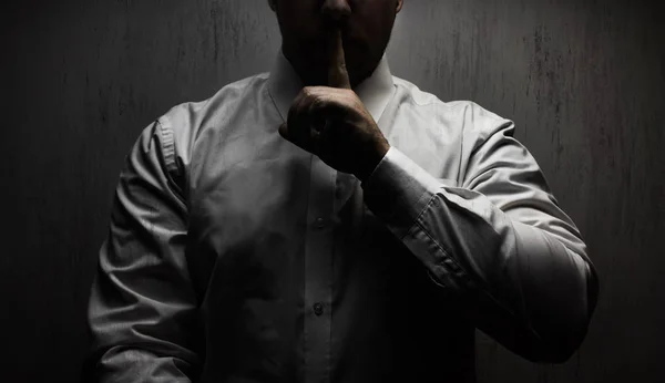 沈黙の手サインを示す黒い背景にアッパー ライトの下で白いシャツ立って怖いホラー男の写真 — ストック写真