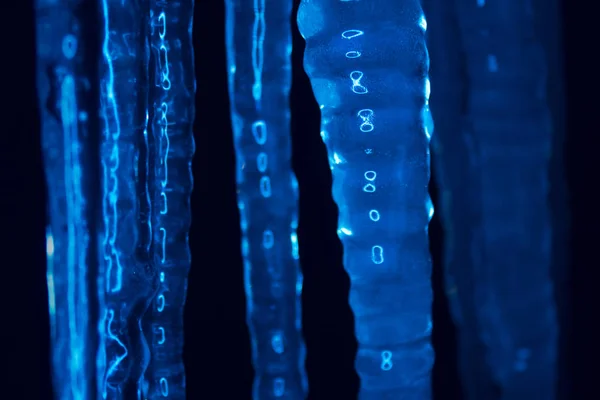 Iluminado Foto Azul Icicles Fundo Preto — Fotografia de Stock