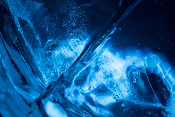 黑色背景下蓝色冰的宏观图片纹理 — 图库照片