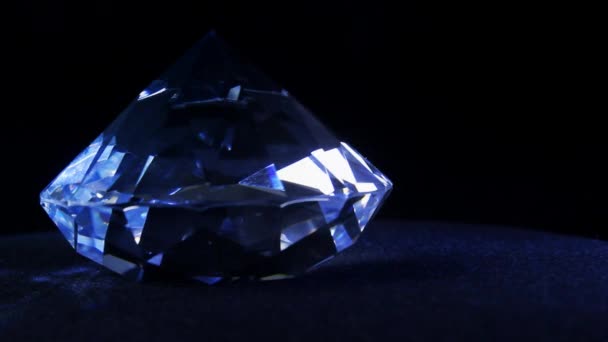 Vídeo Luxo Brilhante Brilhante Azul Tonificado Diamante Que Coloca Pano — Vídeo de Stock