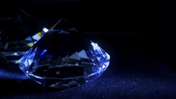 シャイニングと輝く豪華な青いトーン ダイヤモンド布黒ショーケース背景に敷設し 圧延の左回り賢明な二つのビデオ — ストック動画