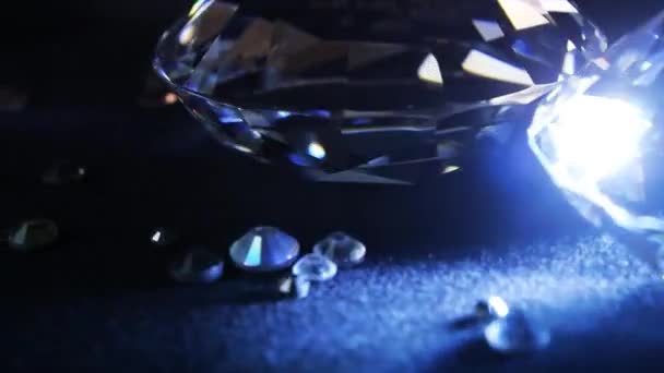 シャイニングと小さな石布黒ショーケース背景に敷設し 圧延の左回り賢明な豪華な青いトーンのダイヤモンドを輝く つのクローズ アップのビデオ — ストック動画