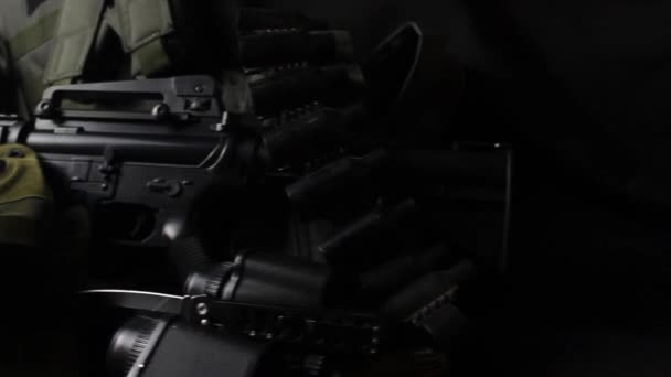 战术弹药滑动视频 战术军用背心 头盔与眼镜特写视图和 Cartrige 带铺设黑色布桌背景照片 — 图库视频影像