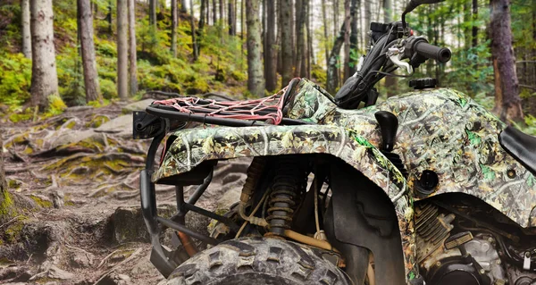 Veicolo Atv in piedi nella foresta vista da vicino . — Foto Stock