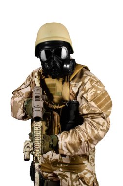 Üniformalı ve gaz maskeli bir asker tüfekle saldırıyor..