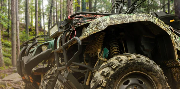 Veicoli Atv in piedi nella foresta close-up profilo vista . — Foto Stock