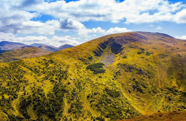 Paisaje foto de las colinas de montaña con cielo azul día soleado . —  Fotos de Stock