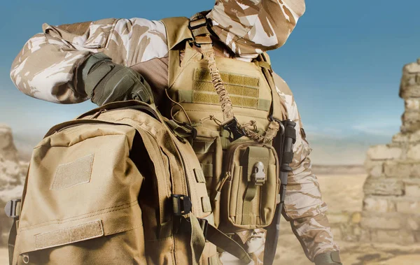 Katona egyenruhában, hátizsákkal a sivatagban.. — Stock Fotó