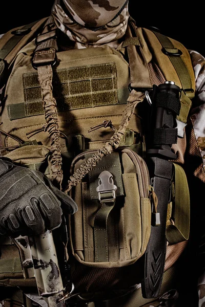 Soldado de uniforme em pé sobre fundo preto . — Fotografia de Stock