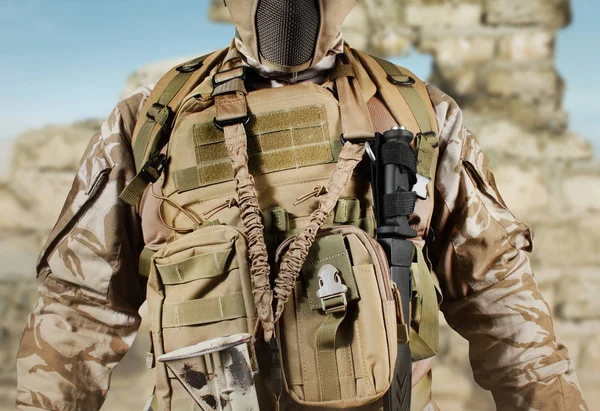 Soldato in uniforme in piedi nel deserto vista da vicino . — Foto Stock