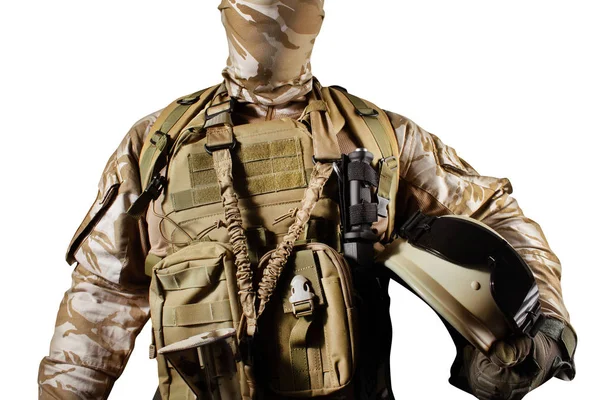 Soldado aislado en uniforme de pie y sosteniendo el casco . —  Fotos de Stock