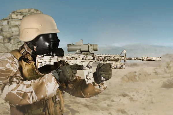 Tentara berseragam dan topeng gas berdiri dengan senapan di padang pasir . — Stok Foto