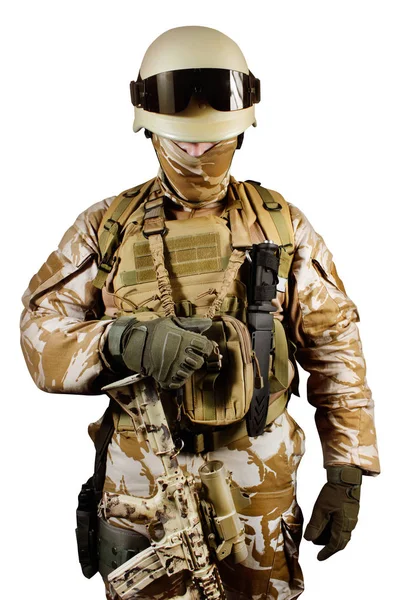 Изолированный солдат в форме, стоящий на фоне пустыни . — стоковое фото