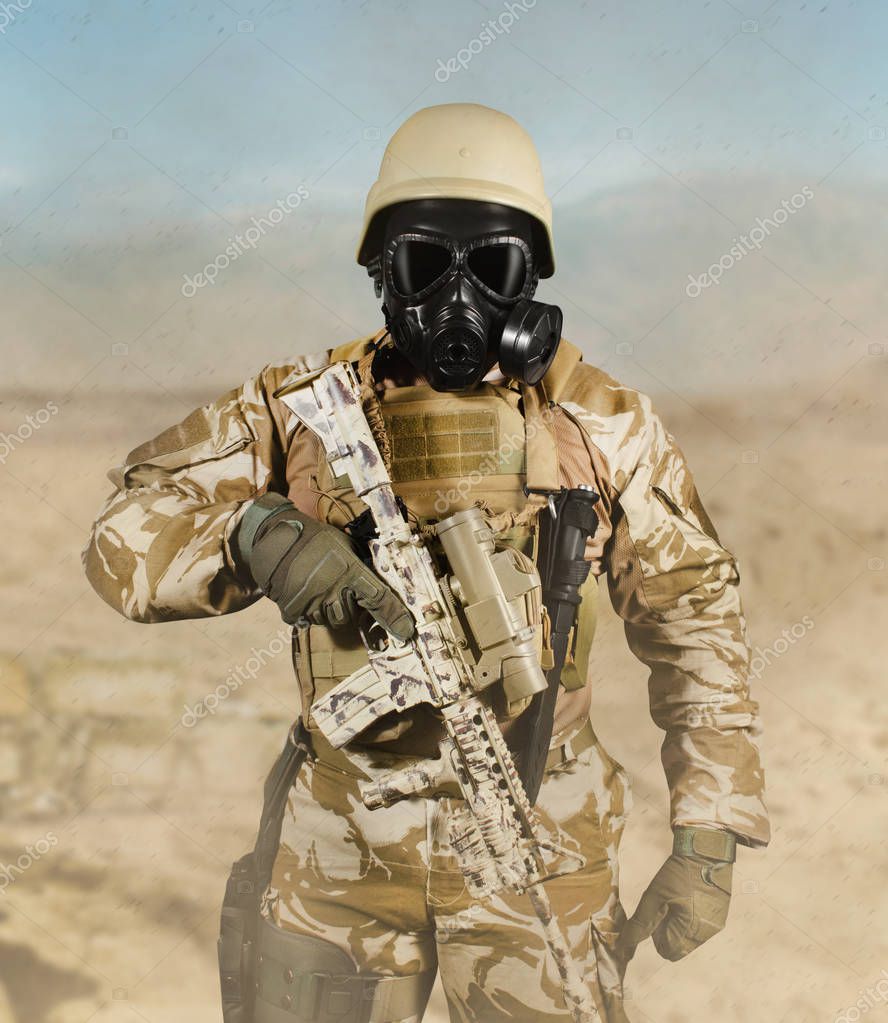 Soldato in uniforme e maschera antigas in piedi con fucile nel deserto . -  Foto Stock: Foto, Immagini © breakermaximus 316600460