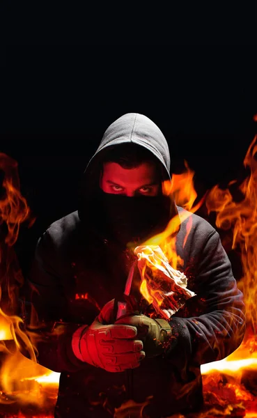 Foto Protestante Máscara Capuz Segurando Coquetel Molotov Ardente Ambas Mãos — Fotografia de Stock