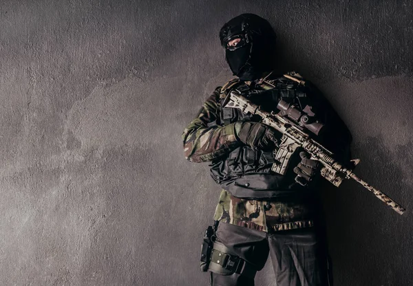 Zdjęcie Pełni Wyposażonego Żołnierza Mundurze Kamuflażu Stojącego Opierającego Się Grungicznym — Zdjęcie stockowe