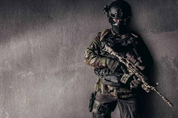 Foto Van Een Volledig Uitgeruste Soldaat Camouflage Uniform Staande Grungy — Stockfoto