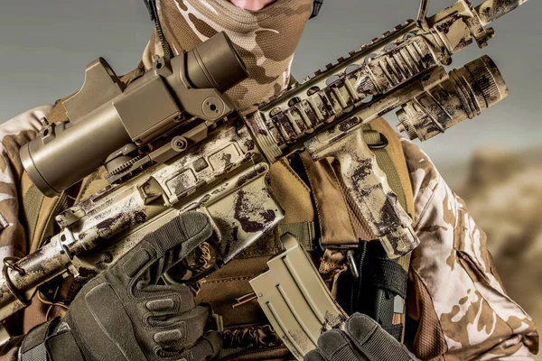 Foto Seorang Tentara Gurun Lengkap Memegang Senapan Otomatis Dengan Klip — Stok Foto