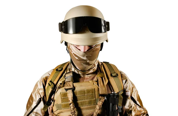 Odizolowane Zdjęcie Pełni Wyposażonego Żołnierza Pustyni Hełmie Zbroi Okularach — Zdjęcie stockowe