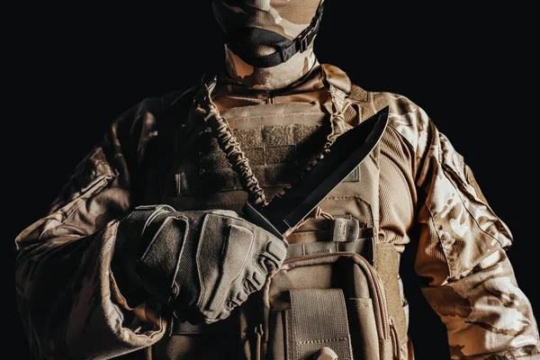 Φωτογραφία Ενός Πλήρως Εξοπλισμένου Στρατιώτη Καμουφλαρισμένη Πανοπλία Και Γάντια Που — Φωτογραφία Αρχείου