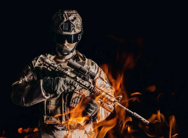 Fotografie Unui Soldat Deșert Complet Echipat Armură Camuflată Mănuși Cască — Fotografie, imagine de stoc