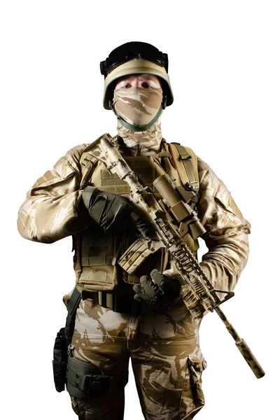 Izolovaná Fotografie Plně Vybaveného Vojáka Stojícího Pózujícího Ozbrojeného Automatickou Puškou — Stock fotografie
