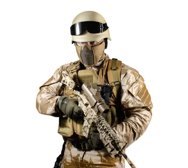 一个全副武装的沙漠伪装士兵站在白色背景下拿着自动步枪的孤立照片 — 图库照片