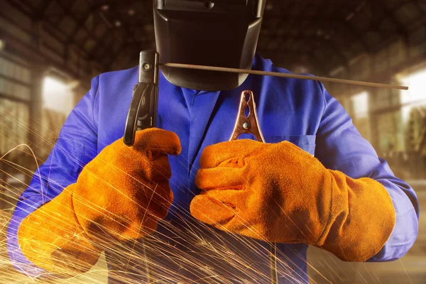 Foto Soldador Uniforme Capacete Luvas Segurando Eletrodo Suporte Massa Fundo — Fotografia de Stock