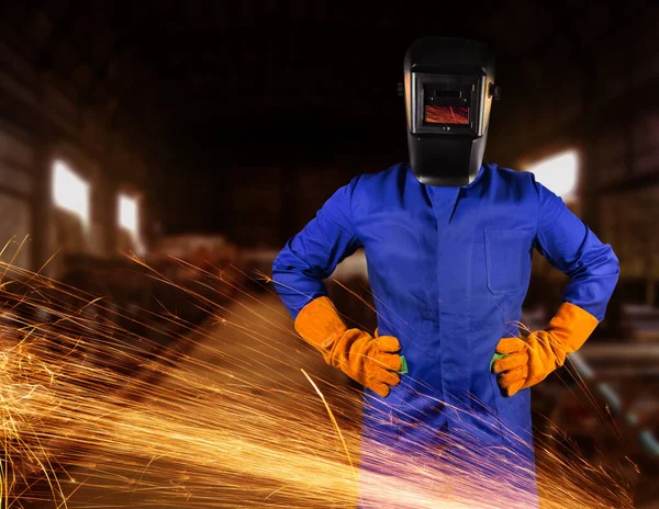 Foto Van Een Lasser Beschermende Mantel Helm Handschoenen Industriële Achtergrond — Stockfoto